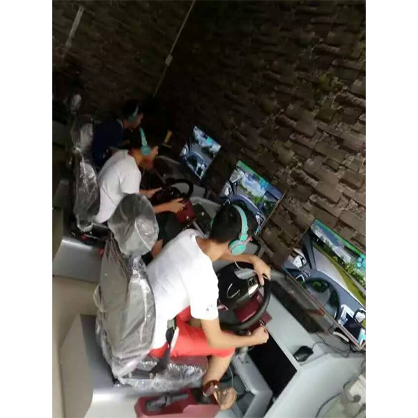 小伙子在网吧里使用汽车驾驶模拟器！