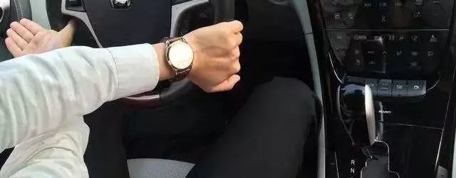 打死方向盘会使助力泵总是处于绷紧状态，对助力泵造成较大的损伤